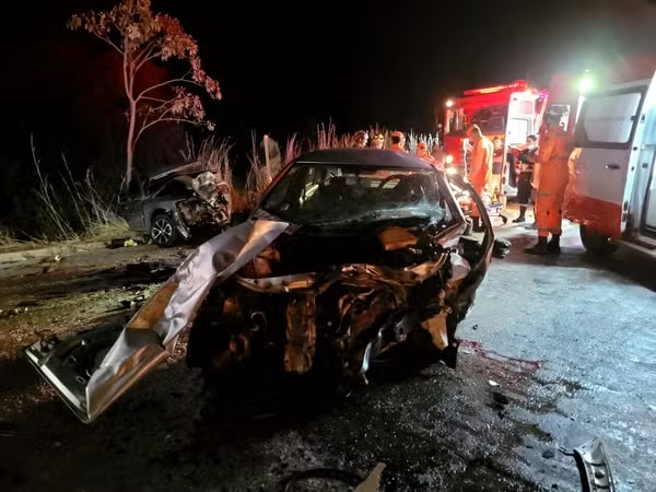 Batida entre dois carros deixa dois mortos e três feridos na BR-251, em Francisco Sá - Foto: Divulgação/Corpo de Bombeiros