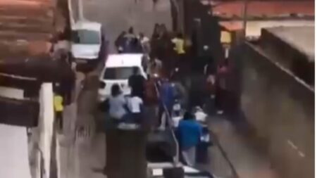 Ataque de pitbull termina em briga generalizada e cinco pessoas são presas em BH Ataque de pitbull termina em briga generalizada e cinco pessoas são presas em BH - Foto: Reprodução/Redes Sociais