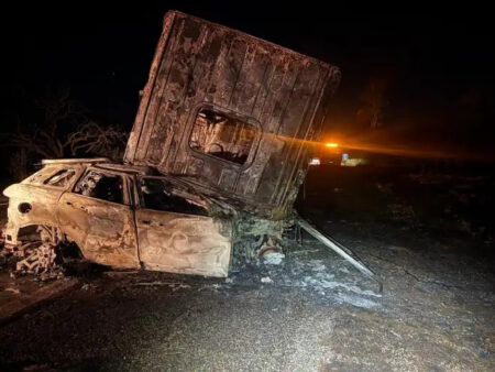 Carro pega fogo após colisão com caminhão na BR-040 e uma pessoa morre carbonizada em João Pinheiro - Foto: Divulgação/Corpo de Bombeiros