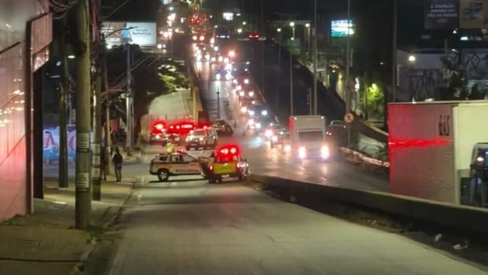 Caminhoneiro provoca série de acidentes, ataca policiais com faca e é baleado na Grande BH Caminhoneiro provoca série de acidentes, ataca policiais com faca e é baleado na Grande BH - Foto: Divulgação/Transcon