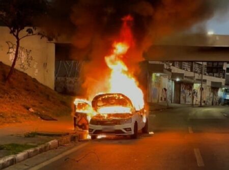 Carro é destruído por incêndio na Avenida Antônio Carlos, em BH Carro é destruído por incêndio na Avenida Antônio Carlos, em BH - Foto: Divulgação/CBMMG