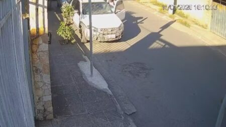 Padre tem carro furtado em 9 segundos enquanto atendia freiras em convento de MG Padre tem carro furtado em 9 segundos enquanto atendia freiras em convento de MG - Foto: Reprodução/Redes Sociais