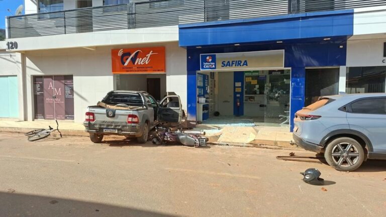 Adolescente morre após carro sem controle atingir moto e invadir comércio em MG Adolescente de 16 anos morre após carro sem controle atingir moto e invadir comércio em MG - Foto: Divulgação/PMMG
