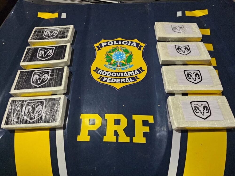 Motorista é preso com cocaína escondidos no painel de carro na BR-381, em MG Motorista é preso com cocaína escondidos no painel de carro na BR-381, em MG - Foto: Divulgação/PRF