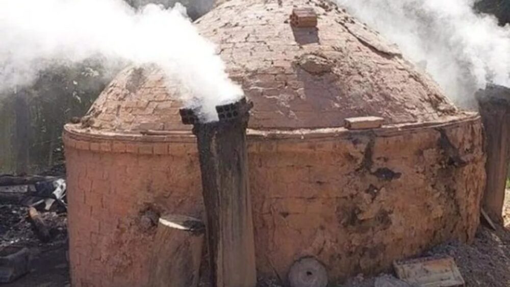 Corpo é encontrado dentro de forno de carvão no Centro-Oeste de MG Corpo é encontrado dentro de forno de carvão no Centro-Oeste de MG - Foto: Divulgação/Polícia Militar de Minas Gerais