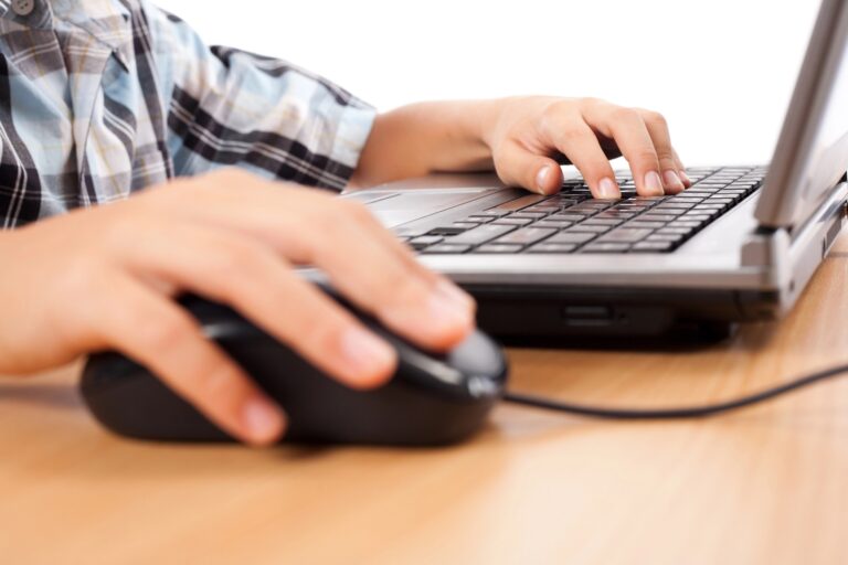 Quer aprender IA e informática? Prefeitura de BH abre inscrições para cursos gratuitos Quer aprender IA e informática? Prefeitura de BH abre inscrições para cursos gratuitos - Foto: Divulgação/Depositphotos