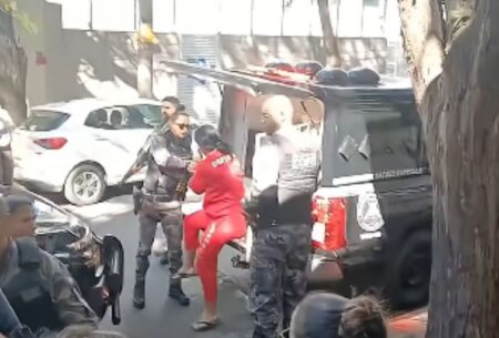 Diarista que confessou matar casal de idosos é vaiada e xingada durante reconstituição do crime em BH: 