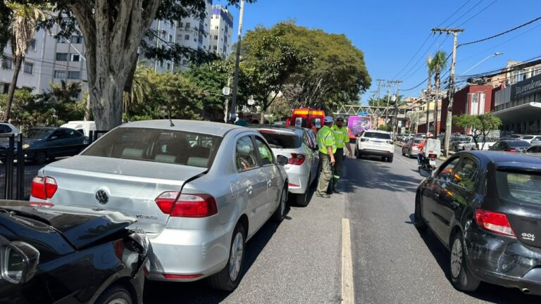 Acidente com cinco veículos deixa mulher ferida na Avenida Senhora do Carmo, em BH Acidente com cinco veículos deixa mulher ferida na Avenida Senhora do Carmo, em BH - Foto: Divulgação/BH Mobilidade