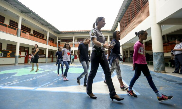 Justiça mantém suspensão do programa de escolas cívico-militares em Minas Gerais Justiça mantém suspensão do programa de escolas cívico-militares em Minas Gerais - Foto: Marcelo Camargo / Agência Brasil