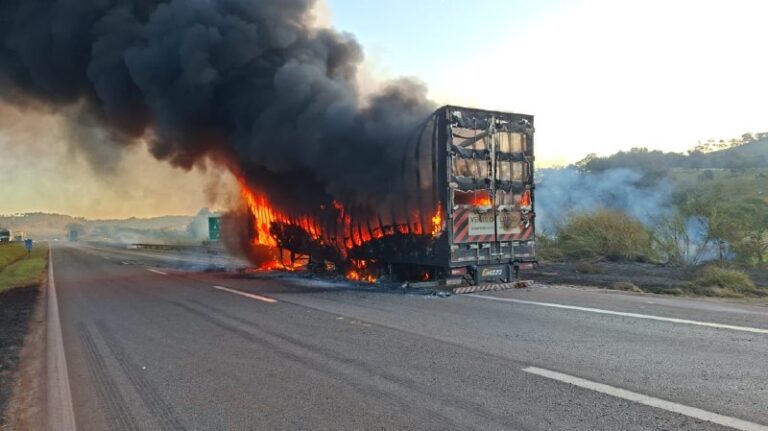 Caminhão pega fogo e interdita totalmente a Rodovia Fernão Dias, na Grande BH - Foto: Divulgação/CBMMG