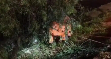 Homem em situação de rua é resgatado após cair no Rio Arrudas, em BH Homem em situação de rua é resgatado após cair no Rio Arrudas, em BH - Foto: Divulgação/Corpo de Bombeiros