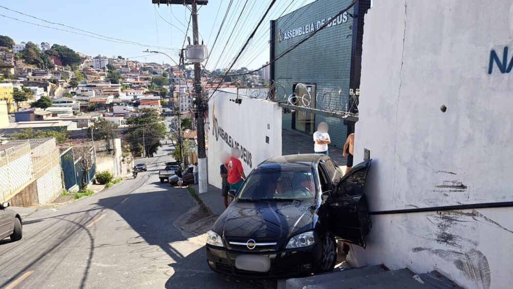 Motorista é arrastado pelo próprio carro e fica ferido após acidente em BH - Foto: Divulgação/Corpo de Bombeiros