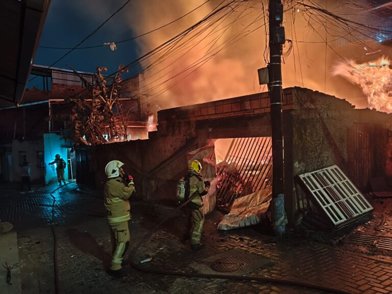 Incêndio destrói casa e mobiliza bombeiros por seis horas em BH Incêndio destrói casa e mobiliza bombeiros por seis horas em BH