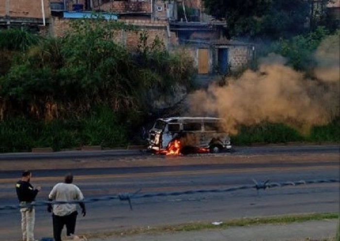 Kombi é destruída por incêndio na BR-381, em Sabará Kombi é destruída por incêndio na BR-381, em Sabará - Foto: Reprodução/Redes Sociais
