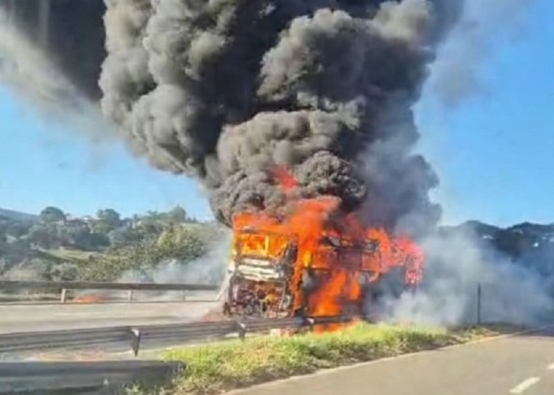 Ônibus com 46 passageiros pega fogo na Fernão Dias e interdita rodovia em MG Ônibus com 46 passageiros pega fogo na Fernão Dias e interdita rodovia em MG - Foto: Reprodução/Redes Sociais