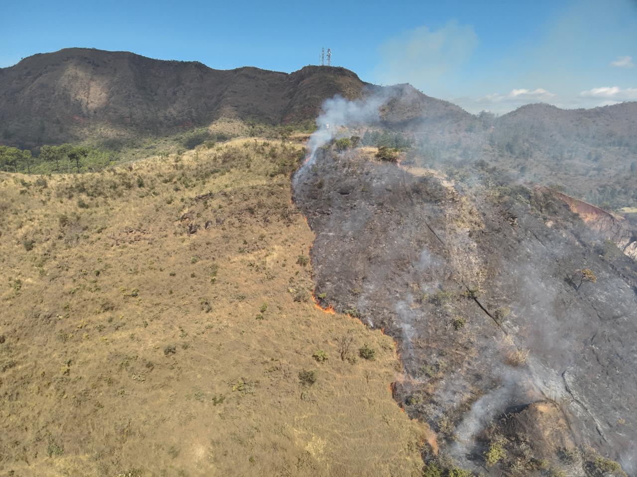 Fotos: Incêndio na Serra do Curral é controlado após mais de seis horas de combate em BH 4 Incêndio na Serra do Curral é controlado após mais de seis horas de combate em BH - Foto: Divulgação/CBMMG