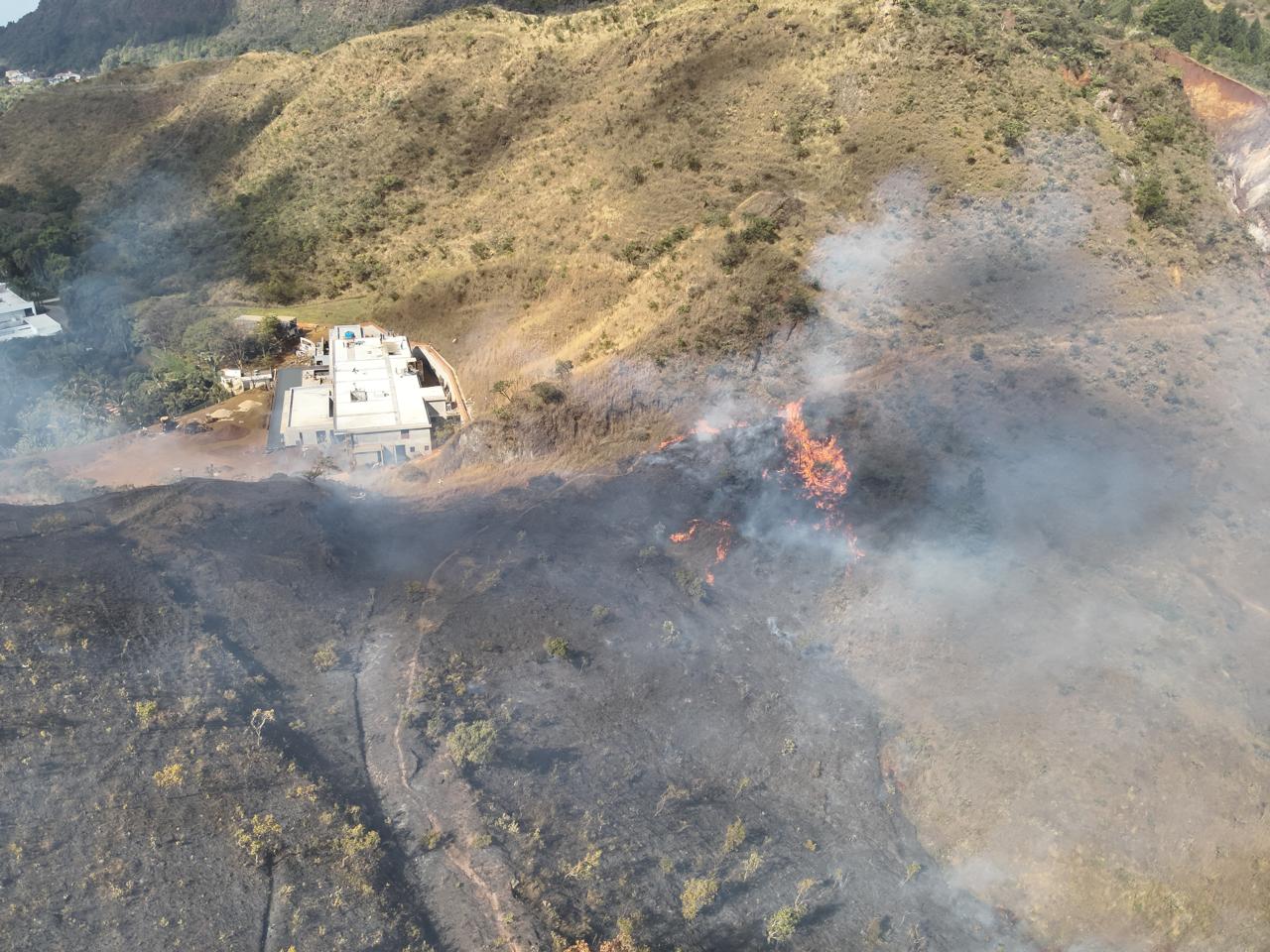 Fotos: Incêndio na Serra do Curral é controlado após mais de seis horas de combate em BH 3 Incêndio na Serra do Curral é controlado após mais de seis horas de combate em BH - Foto: Divulgação/CBMMG