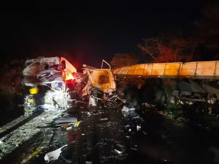 Acidente entre ônibus, carreta e caminhonete deixa dois mortos e quatro feridos na MG-050, em Piumhi - Foto: Reprodução