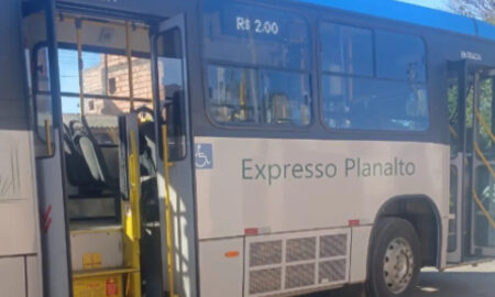 Motorista de ônibus é morto a facadas durante embarque de passageiros em Curvelo Motorista de ônibus é morto a facadas durante embarque de passageiros em Curvelo - Foto: Reprodução