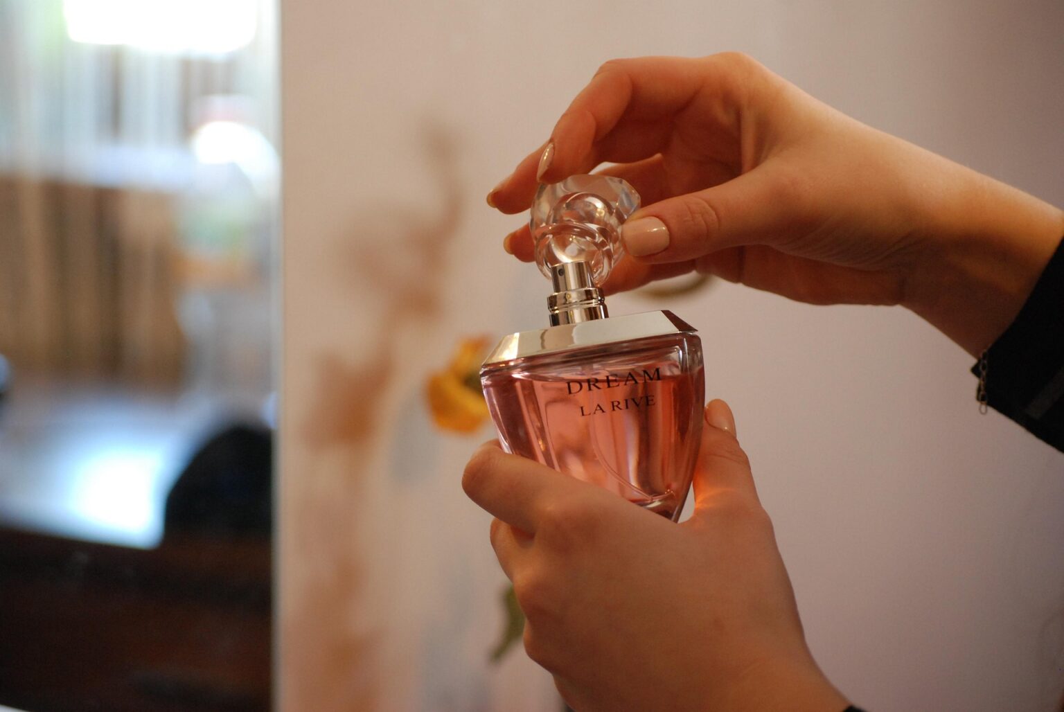 Homem é condenado a mais de 1 ano de prisão por furtar perfume em drogaria de BH Homem é condenado a mais de 1 ano de prisão por furtar perfume em drogaria de BH - Foto: Reprodução/Pixabay