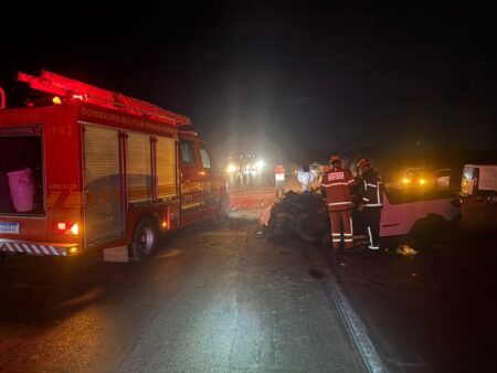 Motorista fica preso às ferragens após batida entre caminhonete e carreta na BR-365 Motorista fica preso às ferragens após batida entre caminhonete e carreta na BR-365 - Foto: Divulgação/Corpo de Bombeiros