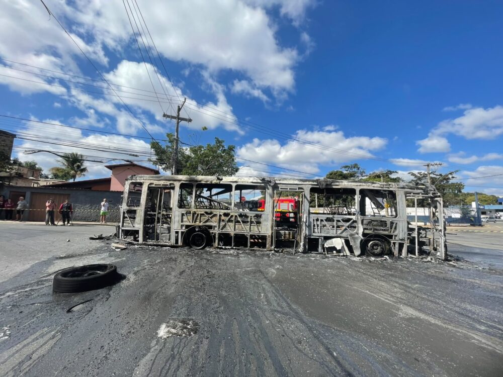 Ônibus pega fogo no bairro Horto, em BH; passageiros escapam segundos antes das chamas - Foto: Divulgação/Corpo de Bombeiros
