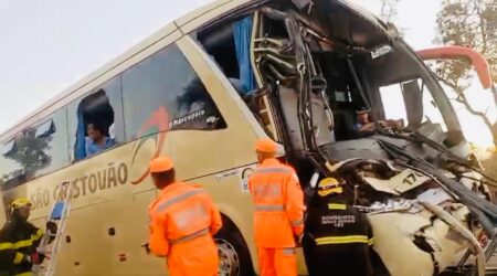 Acidente entre ônibus e carreta deixa 19 feridos em rodovia de MG Acidente entre ônibus e carreta deixa 19 feridos na MG-410, em Lagoa Grande - Foto: Divulgação/Corpo de Bombeiros