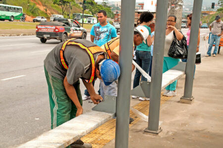 Nova lei obriga instalação de abrigos em pontos de ônibus de BH; veja o que muda - Foto: Tom Braga/PBH