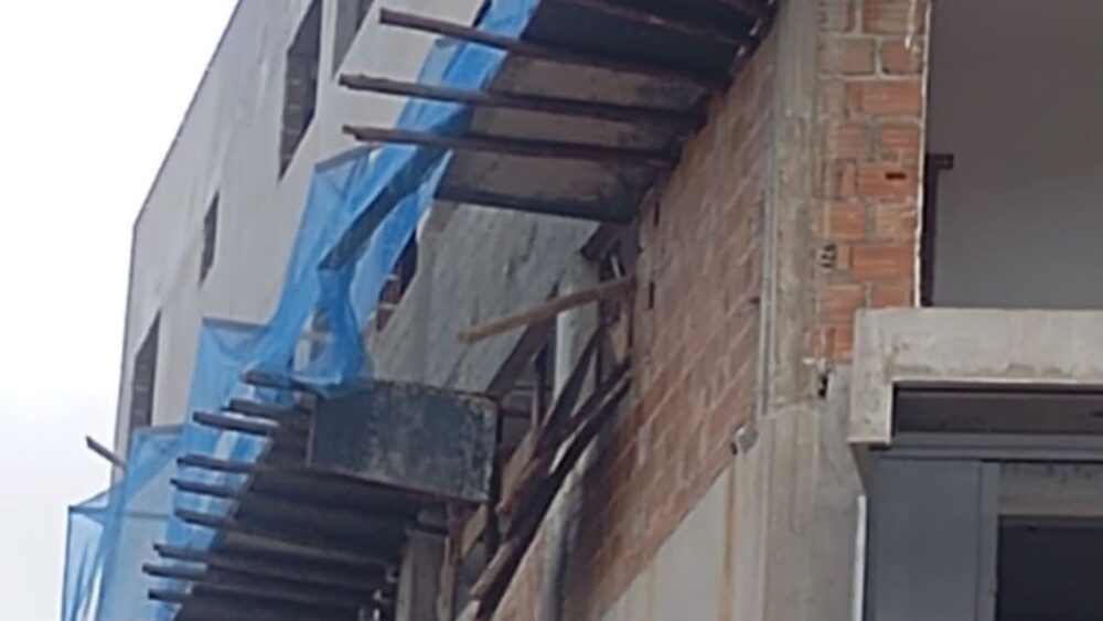 Dois trabalhadores morrem após queda de andaime em obra em cidade de MG Dois trabalhadores morrem após queda de andaime em obra em cidade de MG - Foto: Reprodução/Redes Sociais