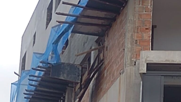 Dois trabalhadores morrem após queda de andaime em obra em cidade de MG Dois trabalhadores morrem após queda de andaime em obra em cidade de MG - Foto: Reprodução/Redes Sociais
