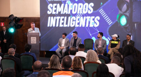 Semáforos inteligentes prometem reduzir em até 30% o tempo no trânsito em BH - Foto: Rodrigo Clemente/PBH
