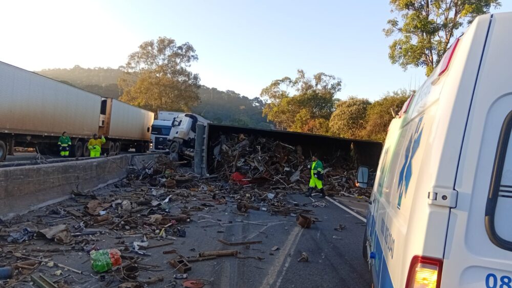 BR-040 é totalmente interditada após tombamento de carreta em Barbacena BR-040 é totalmente interditada após tombamento de carreta em Barbacena - Foto: Reprodução/Redes Sociais