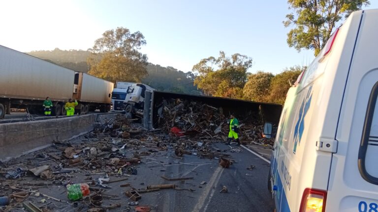 BR-040 é totalmente interditada após tombamento de carreta em Barbacena - Foto: Reprodução/Redes Sociais