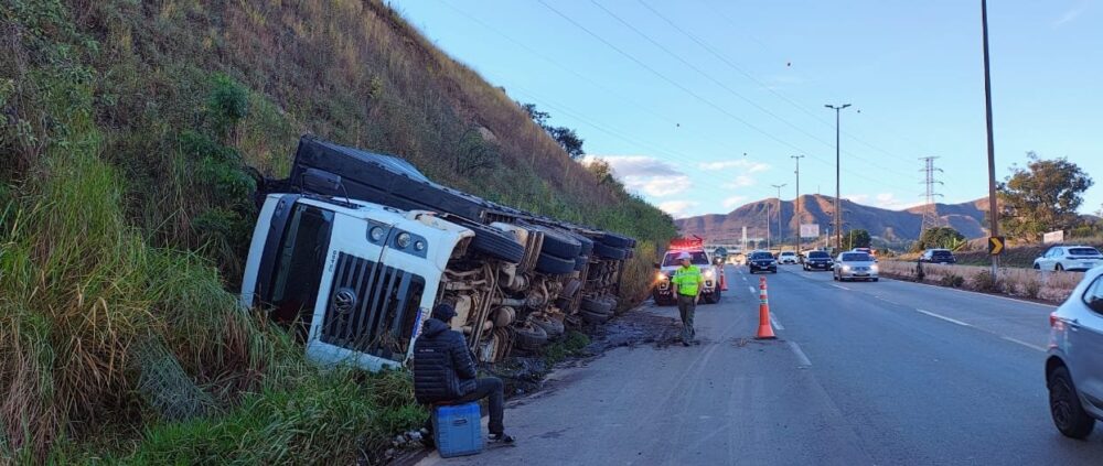 Carreta tombada no Anel Rodoviário segue interditando faixa e impacta trânsito em BH - Foto: Divulgação/BHTrans
