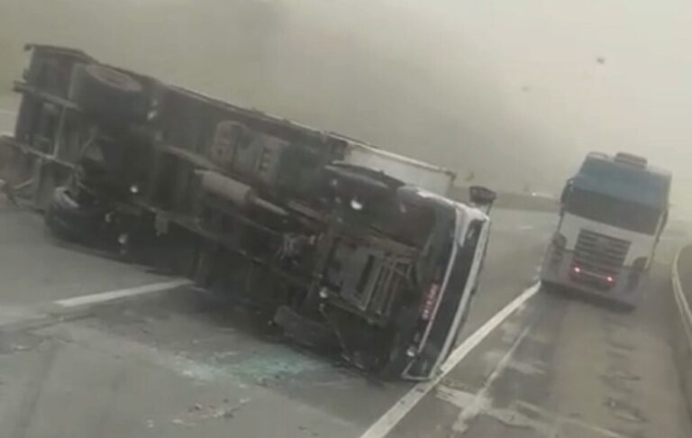 Acidentes com carretas bloqueia trechos da Rodovia Fernão Dias, em MG Acidentes com carretas bloqueia trechos da Rodovia Fernão Dias, em MG - Foto: Reprodução/Redes Sociais