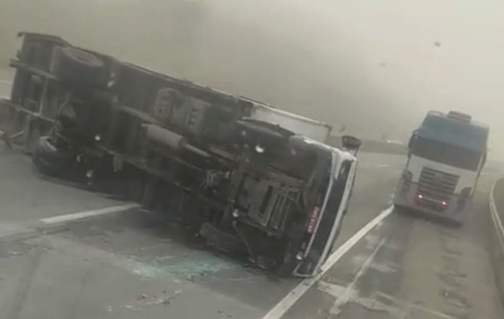 Acidentes com carretas bloqueia trechos da Rodovia Fernão Dias, em MG - Foto: Reprodução/Redes Sociais