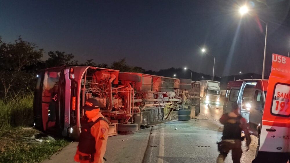 Ônibus tomba deixa 21 feridos na BR-040, em Ribeirão das Neves Ônibus tomba deixa 21 feridos na BR-040, em Ribeirão das Neves - Foto: Divulgação/CBMMG