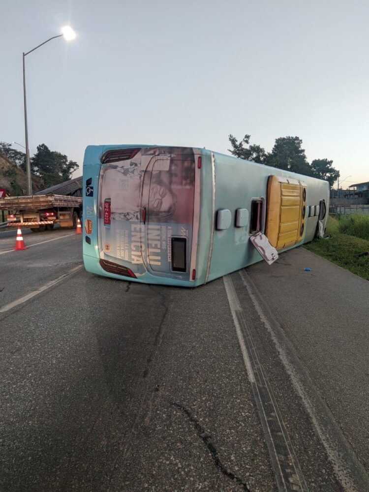 ‘Ele falou que ia tombar o ônibus’: passageiro diz que motorista avisou antes de acidente na BR-040 'Ele falou que ia tombar o ônibus': passageiro diz que motorista avisou antes de acidente na BR-040 - Foto: Divulgação/CBMMG