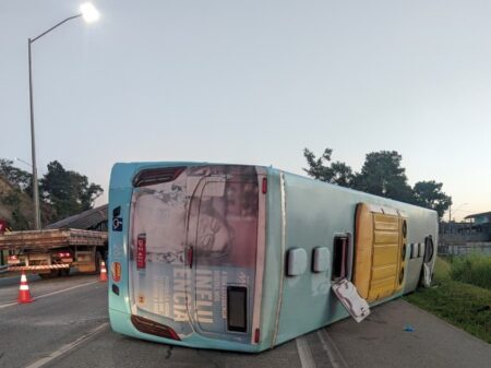‘Ele falou que ia tombar o ônibus’: passageiro diz que motorista avisou antes de acidente na BR-040 'Ele falou que ia tombar o ônibus': passageiro diz que motorista avisou antes de acidente na BR-040 - Foto: Divulgação/CBMMG