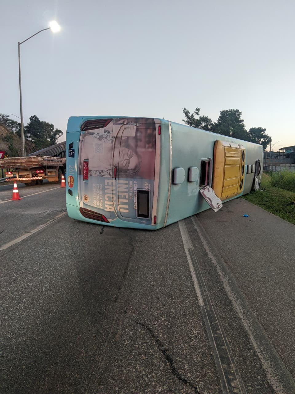 Ônibus tomba deixa 21 feridos na BR-040, em Ribeirão das Neves - Foto: Divulgação/CBMMG