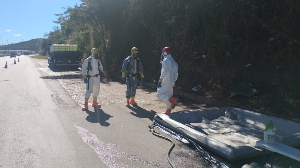 Vazamento de ácido clorídrico em caminhão provoca isolamento na BR-040, em Ribeirão das Neves - Foto: Divulgação/CBMMG