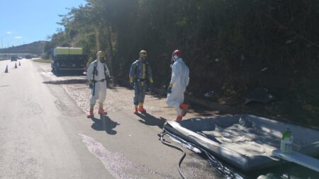Vazamento de ácido clorídrico em caminhão provoca isolamento na BR-040, em Ribeirão das Neves - Foto: Divulgação/CBMMG
