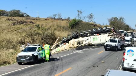 Acidente entre bitrem e carro deixa dois feridos na BR-262, em Nova Serrana Acidente entre bitrem e carro deixa dois feridos na BR-262, em Nova Serrana - Foto: Divulgação/Corpo de Bombeiros