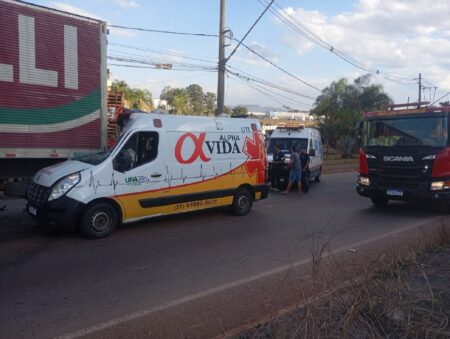 Acidente entre ambulância e caminhão e deixa dois feridos em Betim - Foto: Divulgação/Corpo de Bombeiros