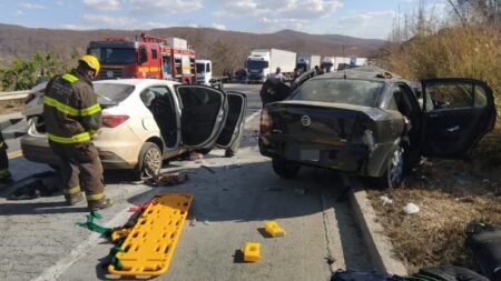 Carro que bateu de frente e matou 7 pessoas na BR-251, em MG, estava em fuga com drogas Carro que bateu de frente e matou 7 pessoas na BR-251, em MG, estava em fuga com drogas - Foto: Divulgação/CBMMG