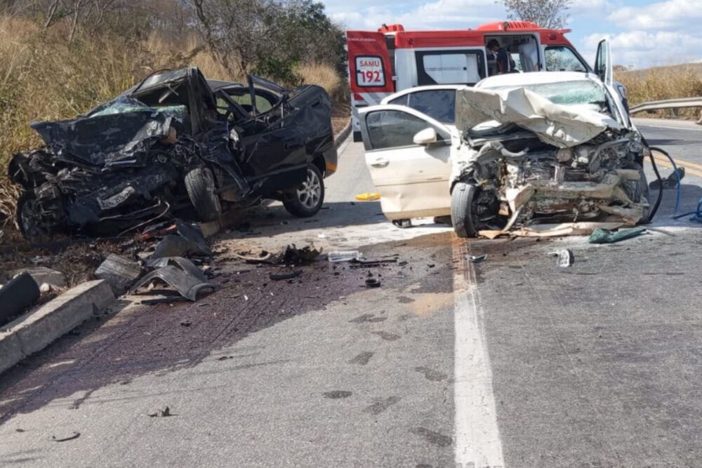 Sete pessoas morrem após acidente frontal entre carros na BR-251, em Salinas Sete pessoas morrem após acidente frontal entre carros na BR-251, em Salinas - Foto: Divulgação/CBMMG