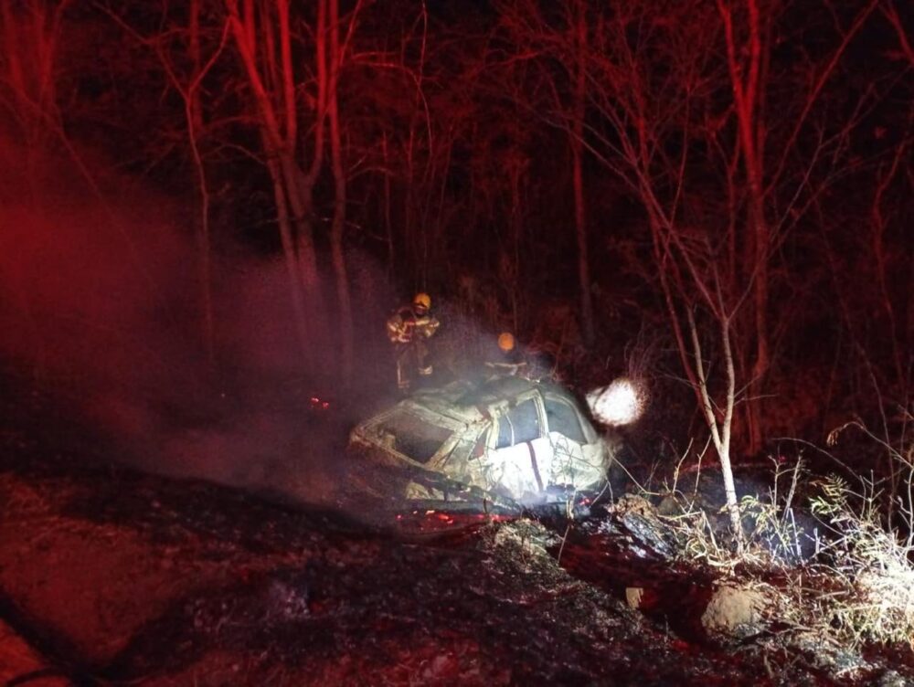 Duas pessoas morrem carbonizadas após acidente de carro em rodovia de MG Duas pessoas morrem carbonizadas após acidente em rodovia de MG - Foto: Divulgação/CBMMG