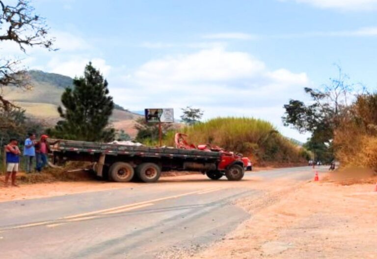 Caminhão sai da pista, bate em guarita e deixa três mortos na MGC-482, em Carangola - Foto: Reprodução/Redes Sociais