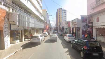 Carro desgovernado atropela pessoas e invade loja no Centro de Sete Lagoas - Foto: Reprodução/Google Street View