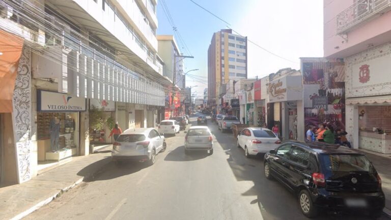 Carro desgovernado atropela pessoas e invade loja no Centro de Sete Lagoas Carro desgovernado atropela pessoas e invade loja no Centro de Sete Lagoas - Foto: Reprodução/Google Street View